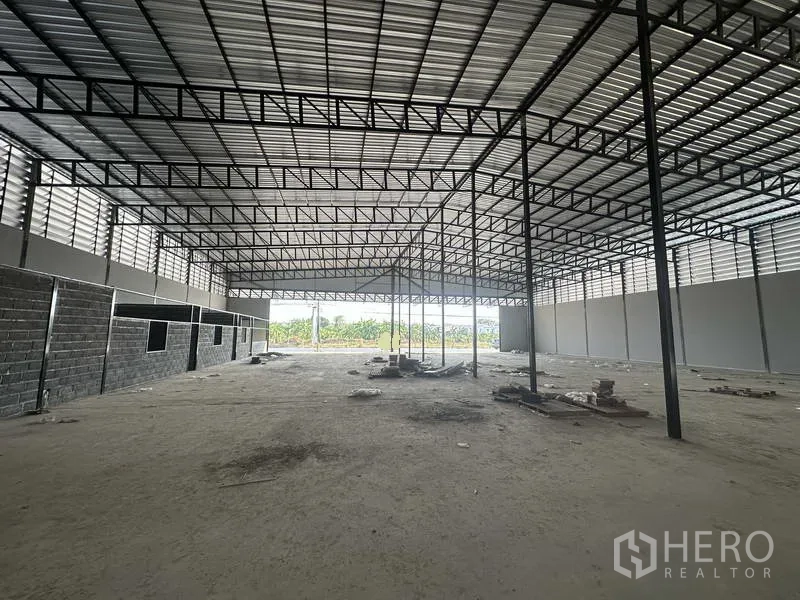 คลังสินค้า ให้เช่าในLam Luk Ka, Pathum Thani - ภายในมีส่วนบล็อกออฟฟิศและช่องระบายอากาศด้านบนรับแสงธรรมชาติ