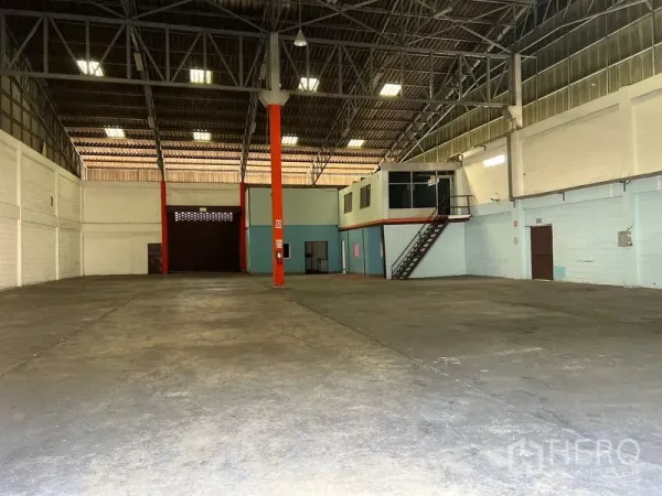 คลังสินค้า ให้เช่าในMueang Samut Prakan, Samut Prakan - ภายในโกดังโล่ง พื้นคอนกรีต หลังคาโครงเหล็กยกสูง พร้อมสำนักงานชั้นลอยและบันได