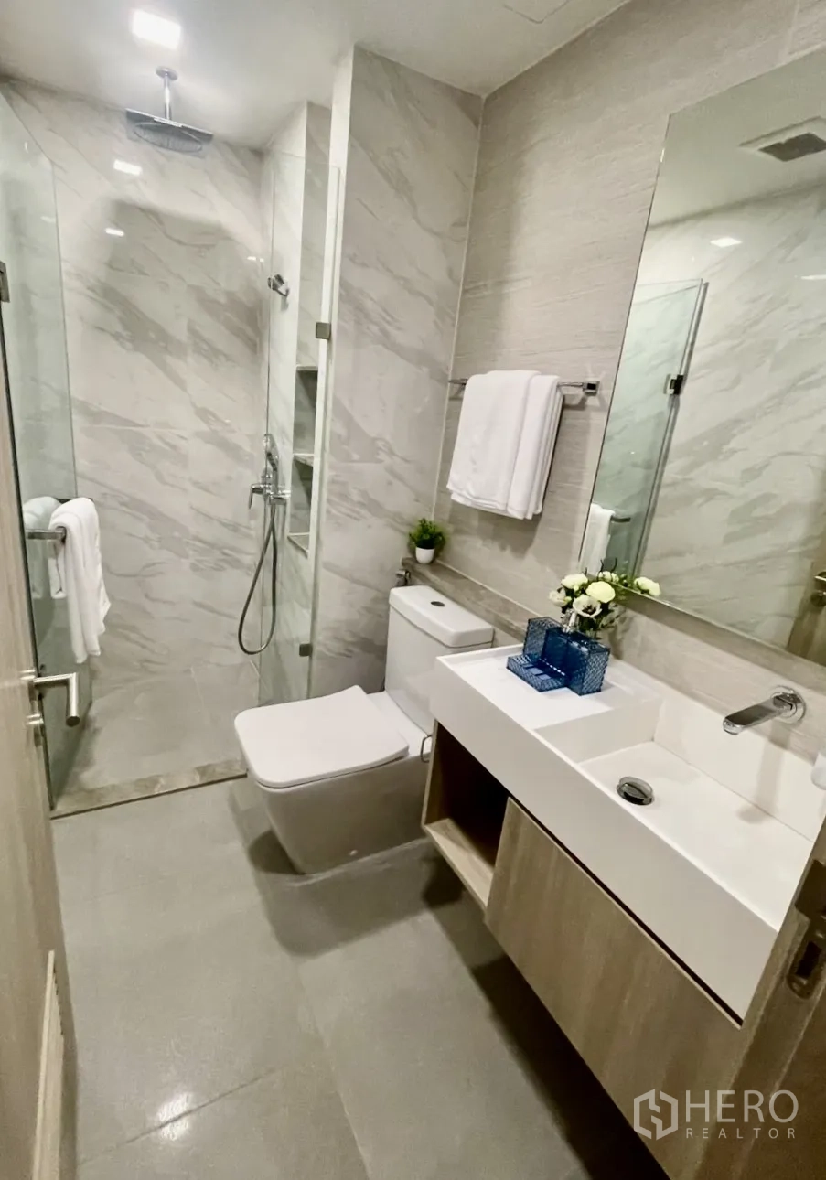 คอนโด ให้เช่าในWatthana, Bangkok - ห้องน้ำสะอาด เรนชาวเวอร์ อ่างล้างหน้าทรงสี่เหลี่ยม และพรมเช็ดเท้าสีเทา