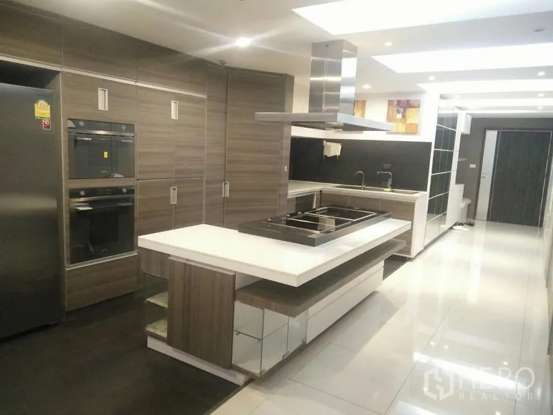 คอนโด ให้เช่าหรือขายในWatthana, Bangkok - ครัวสไตล์กูร์เมต์ มีไอส์แลนด์เตาทำอาหาร เตาอบบิลต์อิน ตู้เย็นใหญ่ และตู้เก็บของมากมาย