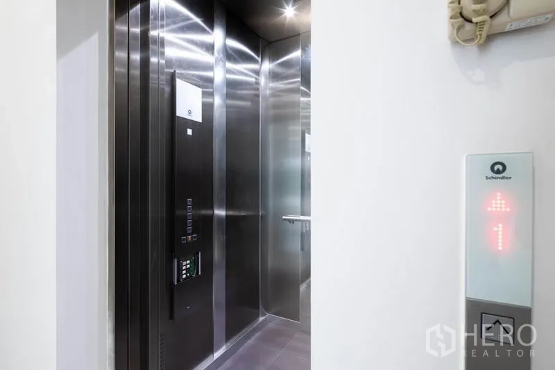 สำนักงานที่บ้าน ให้เช่าในBang Rak, Bangkok - ภายในลิฟต์โดยสารสแตนเลส พร้อมแผงควบคุมและไฟส่องสว่าง