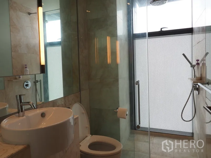 คอนโด ให้เช่าในSathon, Bangkok - ห้องน้ำสมัยใหม่พร้อมฝักบัวเรนชาวเวอร์ ฉากกั้นกระจก และผิวหินอ่อน