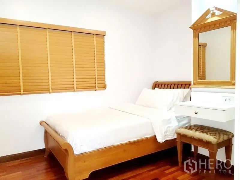 公寓 出租在Watthana, Bangkok - 温馨次卧，木质床、百叶窗和梳妆台。