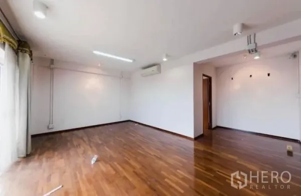 สำนักงานที่บ้าน ให้เช่าหรือขาย - ห้องอเนกประสงค์สว่าง พื้นไม้ แอร์ และไฟดาวน์ไลท์