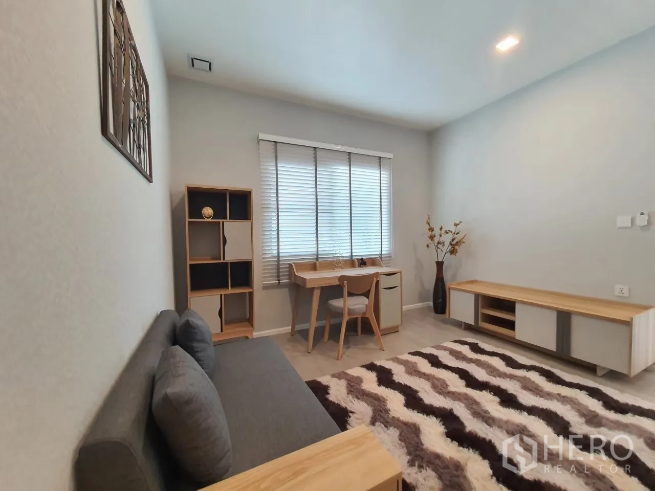 บ้าน ให้เช่าในPrawet, Bangkok - มุมมองอีกด้านของห้องทำงานหรือห้องนอนแขกพร้อมชั้นวางและม่านบังแสง.