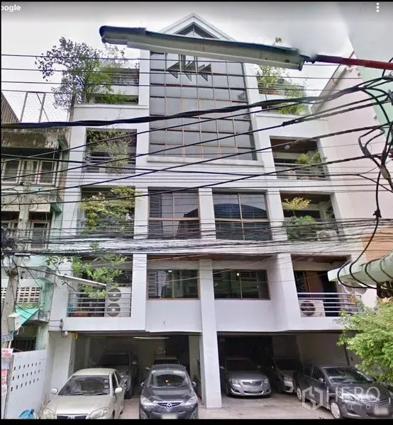 สำนักงาน ขายในRatchathewi, Bangkok - อาคารสำนักงานสูงกลางเมือง หน้ากระจก มีระเบียงต้นไม้ และที่จอดรถชั้นล่าง