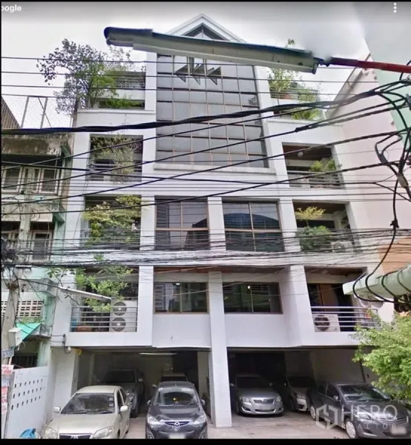 สำนักงาน ขายในRatchathewi, Bangkok - อาคารสำนักงานสูงกลางเมือง หน้ากระจก มีระเบียงต้นไม้ และที่จอดรถชั้นล่าง