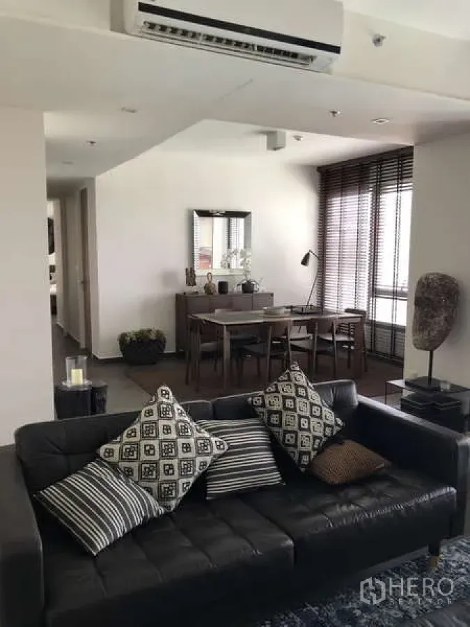 คอนโด ขายในWatthana, Bangkok - ห้องนั่งเล่นสไตล์เรียบเท่ โซฟาหนังสีดำ ชุดทานอาหาร และหน้าต่างสูงพร้อมมู่ลี่