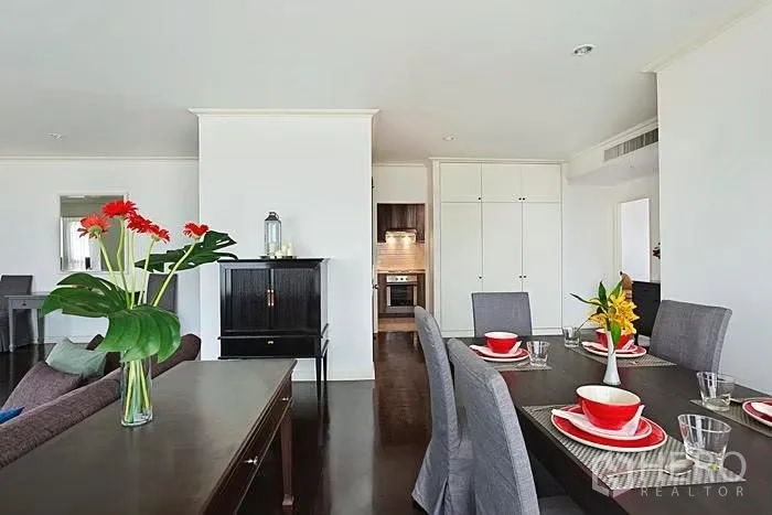 公寓 出租在Khlong San, Bangkok - 餐区摆设四人餐桌，临近厨房入口