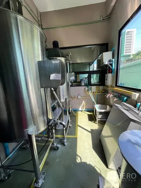 工厂 出售在Wang Thonglang, Bangkok - 混料间，配不锈钢储罐与管线，采光良好。