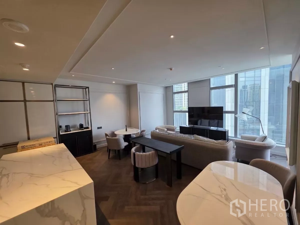 คอนโด ให้เช่า - โอเพ่นสเปซมองจากครัว พื้นปาร์เกต์ และหน้าต่างบานใหญ่