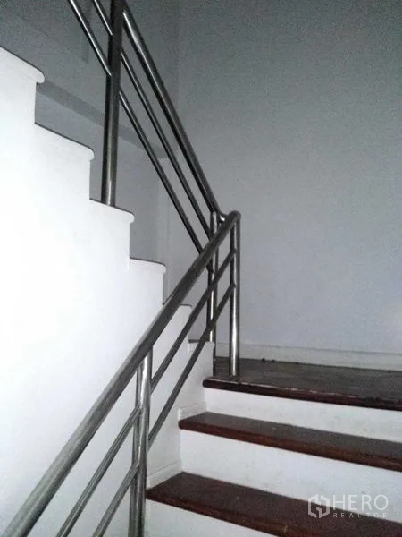 อาคารพาณิชย์ ให้เช่าในKhlong Toei, Bangkok - บันไดราวสแตนเลสเชื่อมต่อขึ้นชั้นบน.