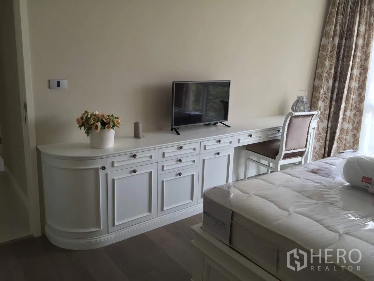 คอนโด ให้เช่าในKhlong Toei, Bangkok - มุมทำงานในห้องนอนใหญ่ เคาน์เตอร์ตู้ยาวสีขาว เก้าอี้และทีวี