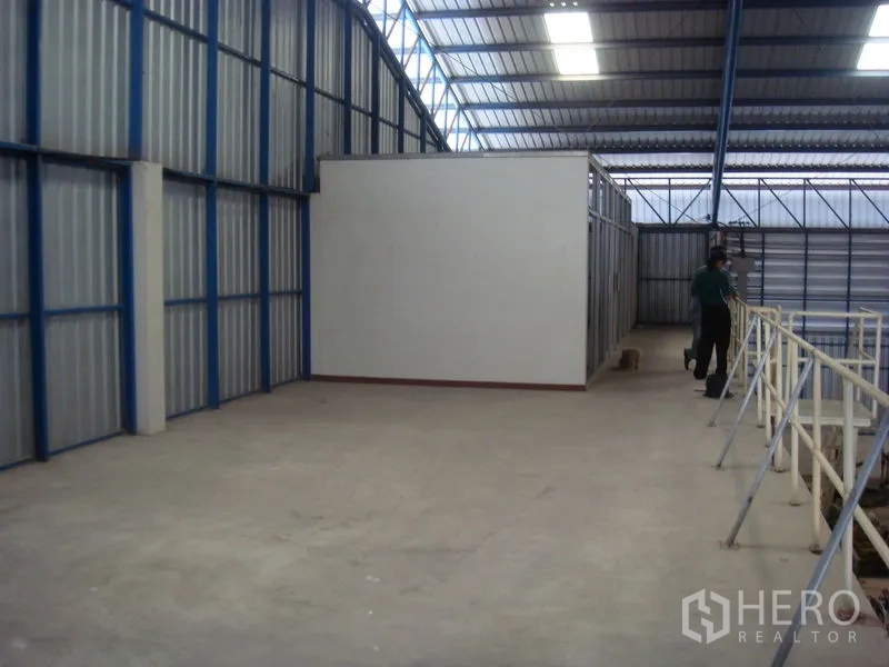 工厂 出租在Lat Lum Kaeo, Pathum Thani - 夹层开放工作区，带护栏与独立房间。