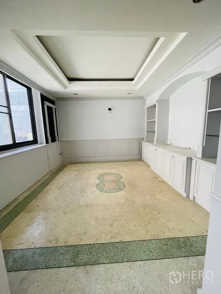 อาคารพาณิชย์ ให้เช่าในHuai Khwang, Bangkok - ห้องฝ้าหลุม พร้อมตู้บิวท์อินสีขาว