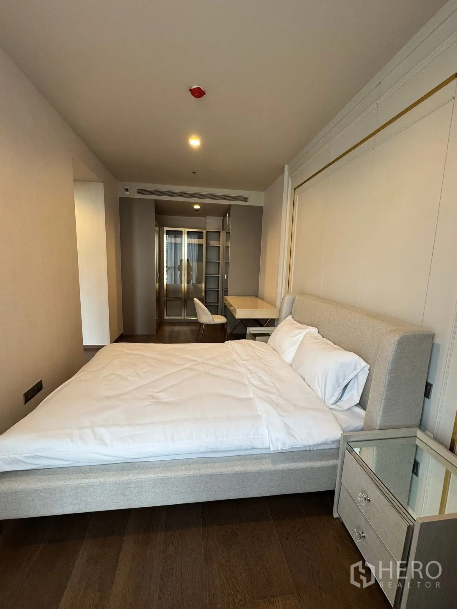 คอนโด for rent in Khlong Toei, Bangkok - มุมห้องนอนเห็นโต๊ะทำงานและตู้เสื้อผ้าเชื่อมสู่โถง