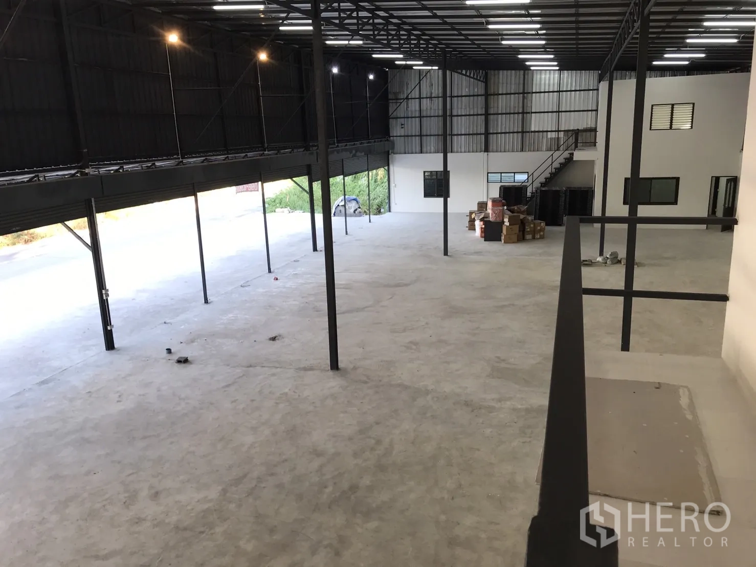 คลังสินค้า ให้เช่าในLam Luk Ka, Pathum Thani - มุมมองจากชั้นลอยเห็นพื้นโกดังขนาดใหญ่และประตูโหลดสินค้า