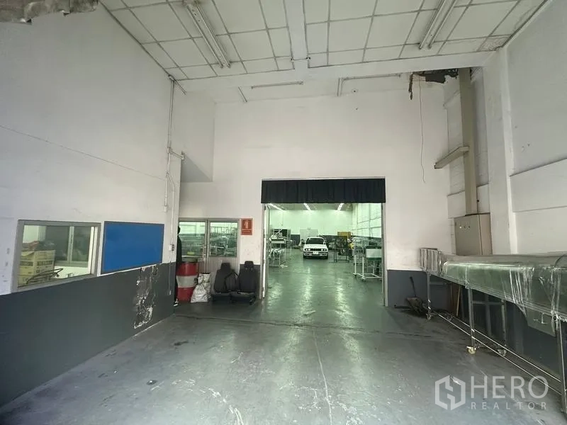 Factory for rent or sale in Khlong Luang, Pathum Thani - Loading bay area with high ceiling opening to the main production space.