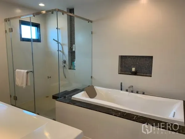 บ้าน ให้เช่าหรือขายในBang Kapi, Bangkok - ห้องน้ำสมัยใหม่ มีตู้กระจกอาบน้ำและอ่างอาบน้ำแยกส่วน