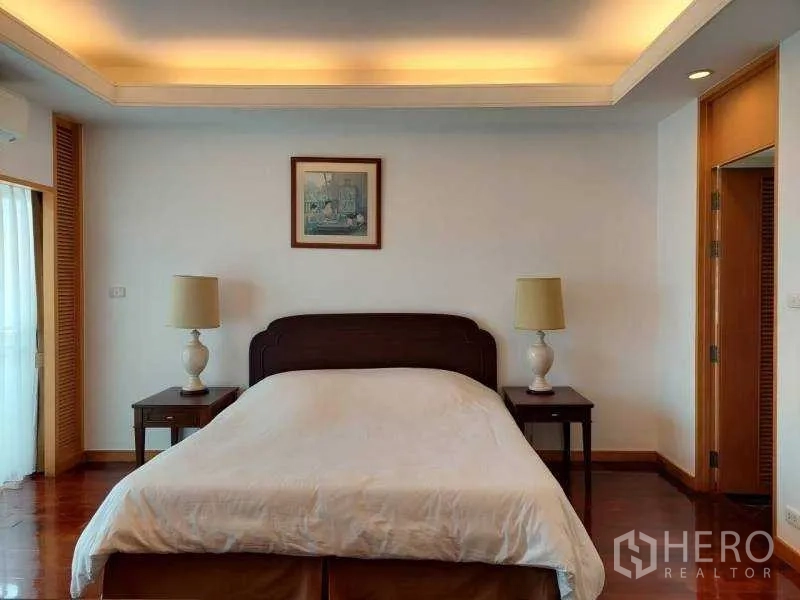 อพาร์ทเมนท์ ให้เช่า - ห้องนอนกว้าง เตียงคู่ โคมไฟหัวเตียง และไฟหลืบฝ้า