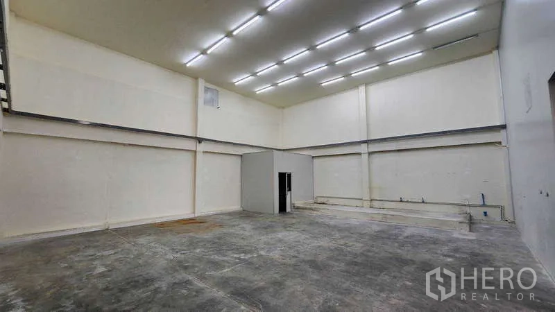 Factory for rent in Samut Sakhon - Spacious high-ceiling production hall with bright LED lighting.