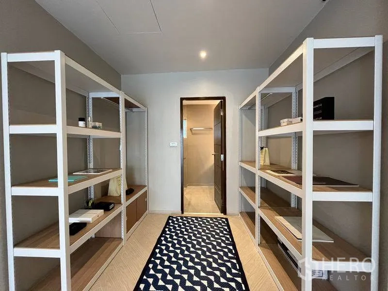 联排别墅 for rent in Phra Khanong, Bangkok - 步入式储物区，开放式置物架通向浴室。