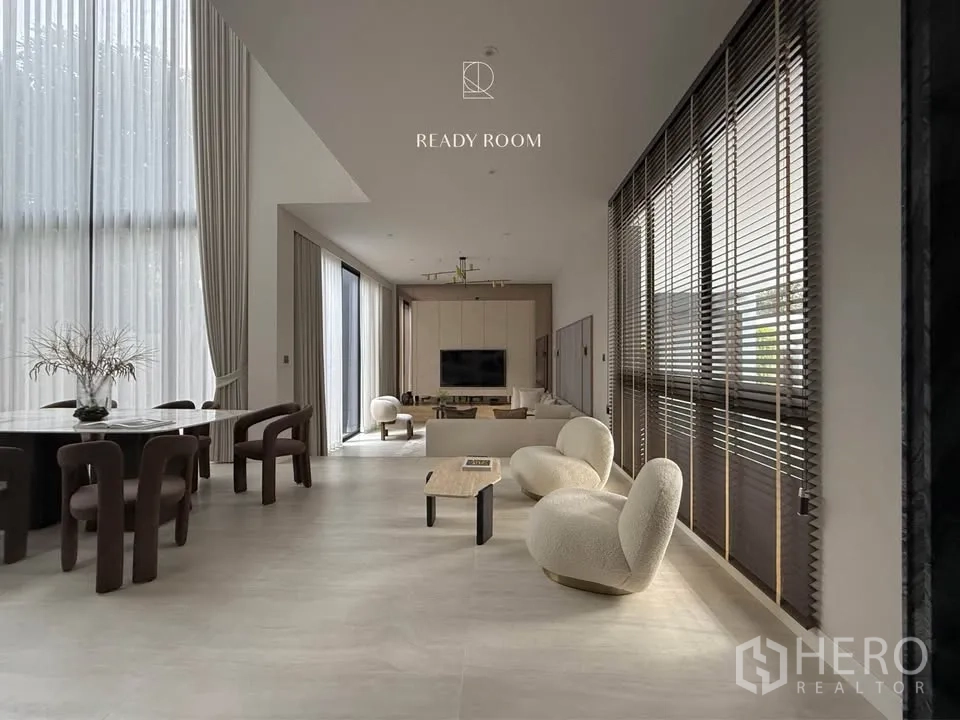 Detached House for rent in Bang Kapi, Bangkok - Great room featuring dining set, tall drapes and a wall of blinds.