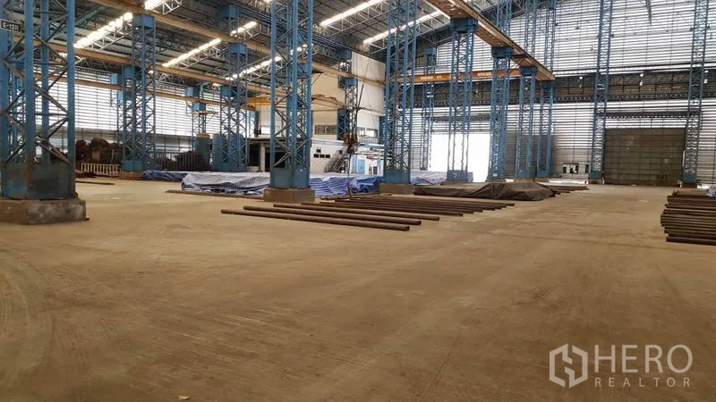 โรงงาน ให้เช่าในMueang Samut Sakhon, Samut Sakhon - พื้นที่ผลิตโล่ง พื้นคอนกรีตรับน้ำหนัก ประตูม้วนขนาดใหญ่และช่องลม
