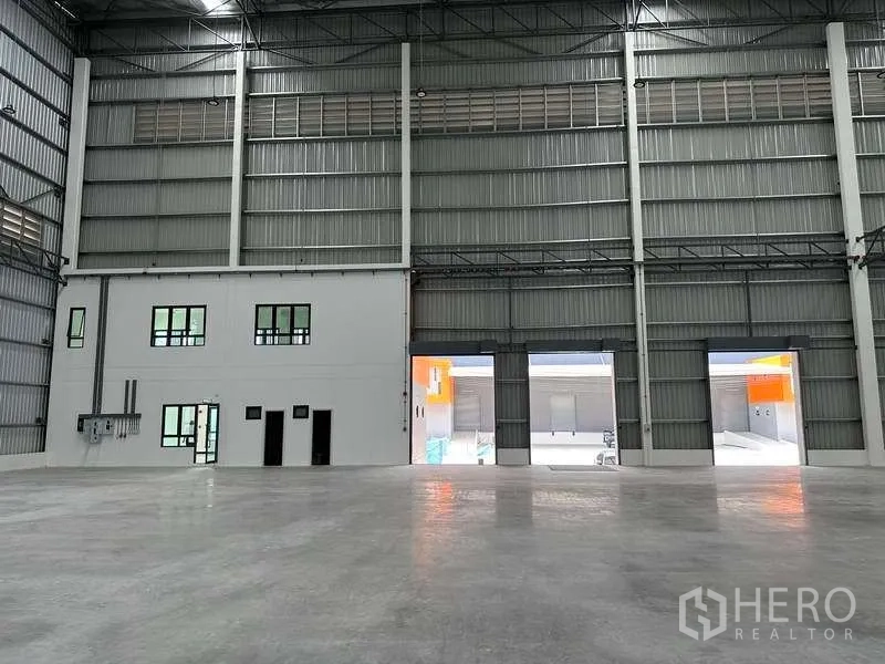 โรงงาน ให้เช่าในBang Phli, Samut Prakan - มุมมองจากพื้นที่ผลิตสู่ช่องเปิดขนาดใหญ่และออฟฟิศด้านใน