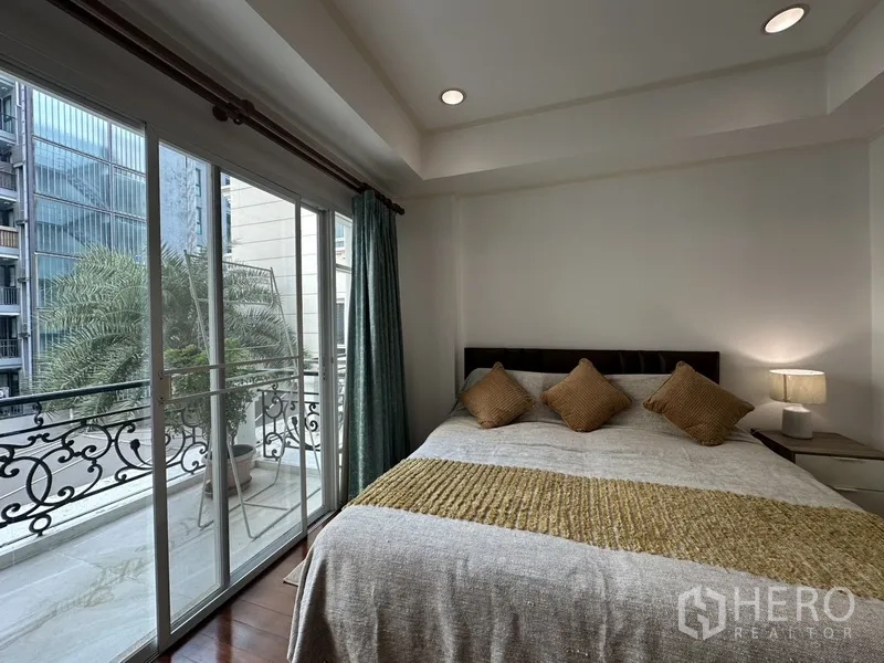 公寓 出租 - 主卧配大床，推拉门通往阳台，可见城市与棕榈景致