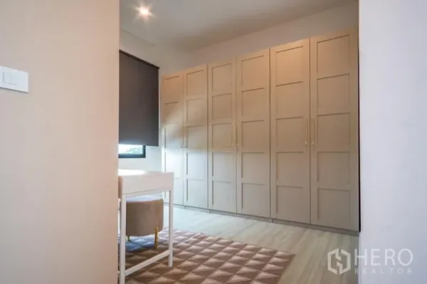 ทาวน์เฮาส์ ให้เช่าหรือขายในSuan Luang, Bangkok - ห้องแต่งตัวตู้บิลท์อินสีเบจ พร้อมโต๊ะเครื่องแป้งและหน้าต่างม่านทึบ