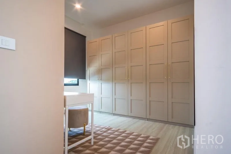 ทาวน์เฮาส์ ให้เช่าหรือขายในSuan Luang, Bangkok - ห้องแต่งตัวตู้บิลท์อินสีเบจ พร้อมโต๊ะเครื่องแป้งและหน้าต่างม่านทึบ