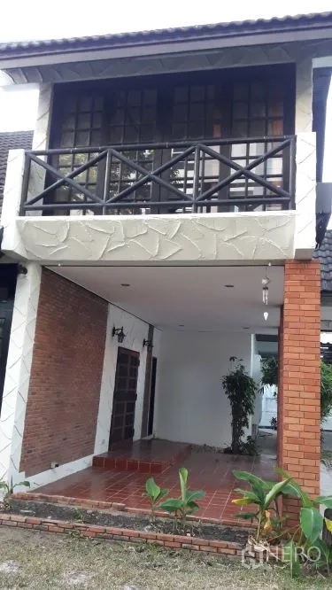 บ้าน ให้เช่าในYan Nawa, Bangkok - เฉลียงหน้าบ้านมีเสาอิฐและระเบียงชั้นบนราวไม้ลายกากบาท