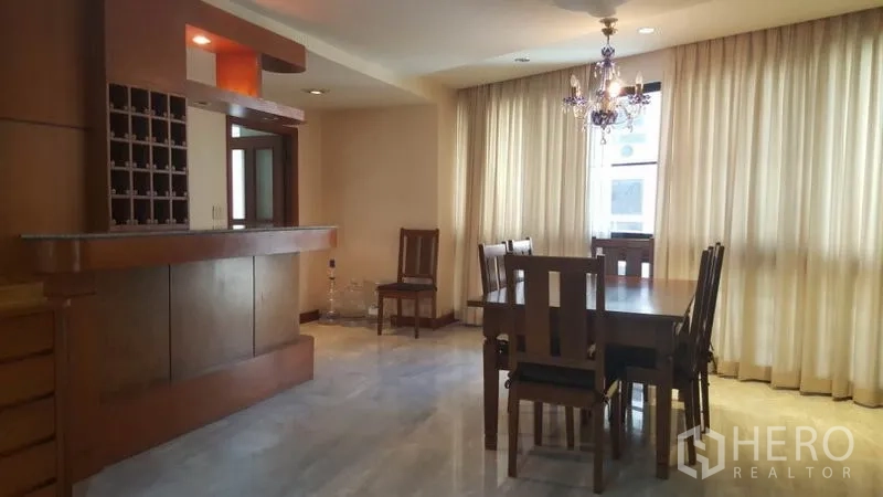 คอนโด ให้เช่าในKhlong Toei, Bangkok - พื้นที่รับประทานอาหารกว้าง พร้อมโคมแชนเดอเลียร์ หน้าต่างบานใหญ่ และบาร์ไม้บิวท์อิน ที่คอนโด President Park คลองเตย