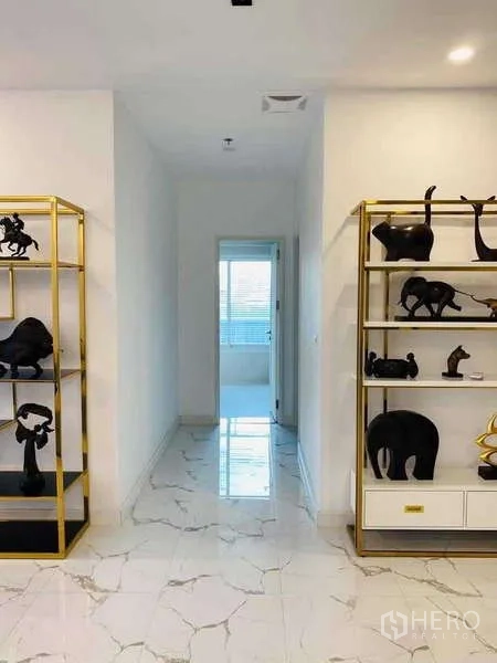 คอนโด ให้เช่าหรือขายในWatthana, Bangkok - โถงทางเดินพื้นลายหินอ่อน มีชั้นโชว์กรอบทองสองข้างทางสู่ห้องน้ำ