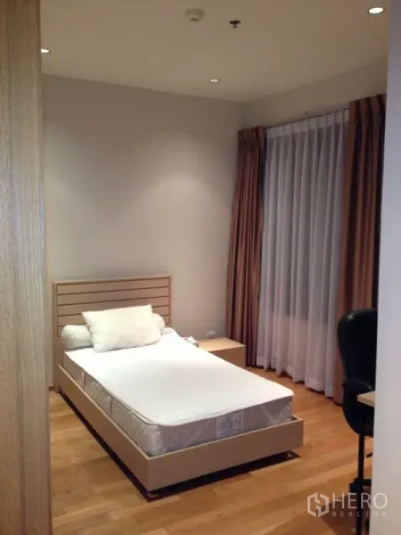 คอนโด ให้เช่าหรือขายในKhlong Toei, Bangkok - ห้องนอนเตียงเดี่ยว พื้นไม้ เก้าอี้โต๊ะทำงาน และผ้าม่านเต็มความสูง