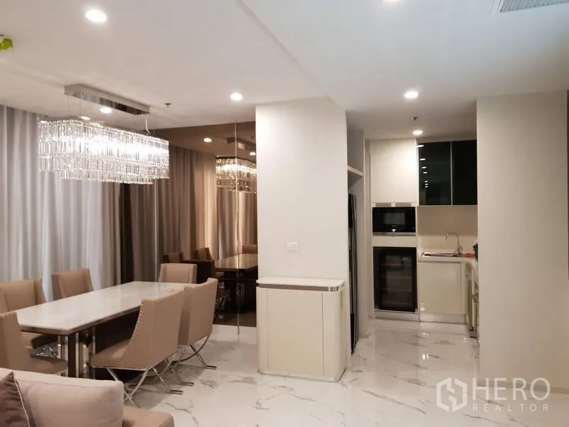 คอนโด ให้เช่าในPathum Wan, Bangkok - ห้องทานข้าวติดครัวสมัยใหม่ โคมไฟคริสตัลคู่ และพื้นลายหินอ่อน