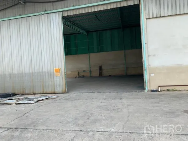 货栈 出租在Mueang Pathum Thani, Pathum Thani - 打开的仓库入口，可见高挑钢结构屋顶与宽阔装卸区。