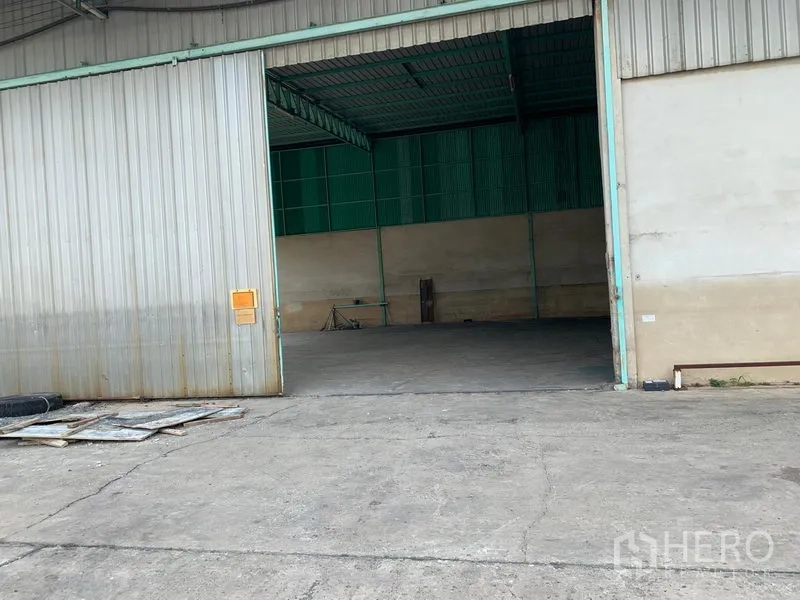 货栈 出租在Mueang Pathum Thani, Pathum Thani - 打开的仓库入口，可见高挑钢结构屋顶与宽阔装卸区。
