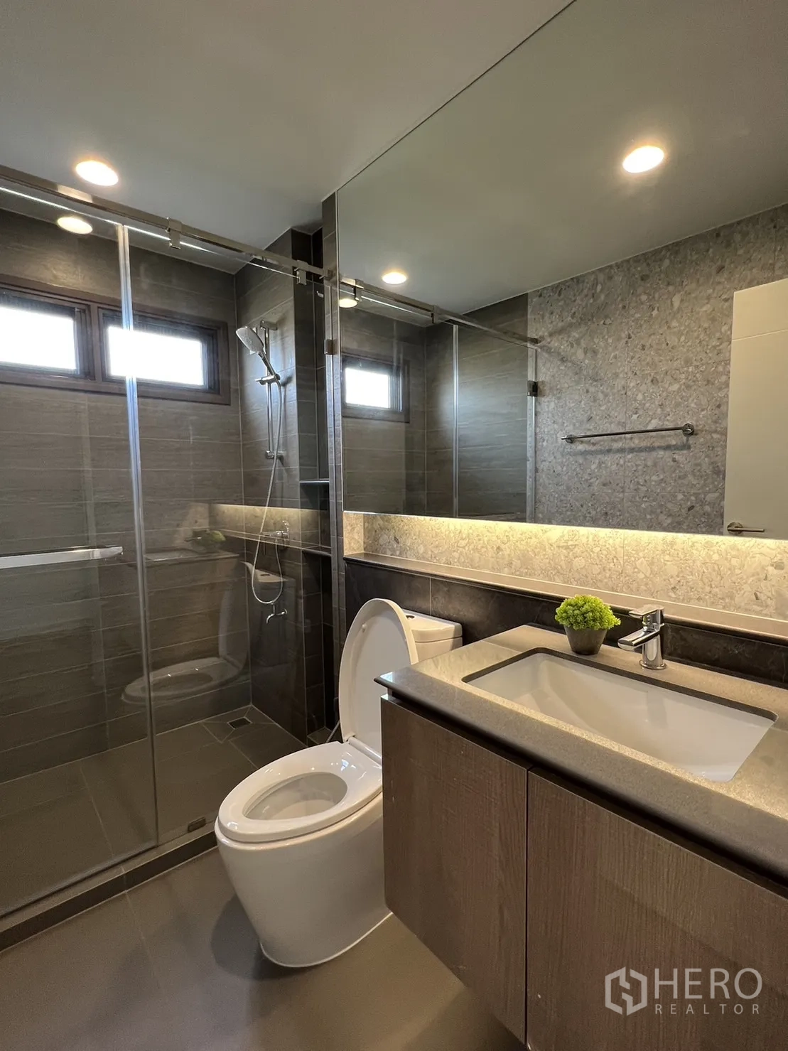 บ้าน ให้เช่าในBang Kapi, Bangkok - ห้องน้ำสมัยใหม่พร้อมตู้อาบน้ำกระจกและกระจกเงาบานยาว