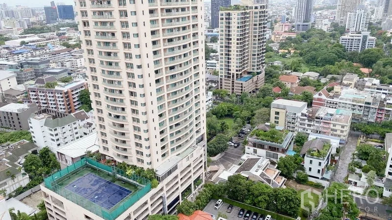 คอนโด ให้เช่าหรือขายในSathon, Bangkok - ตึกคอนโดพร้อมสนามเทนนิสดาดฟ้า โอบล้อมด้วยความเขียวขจี