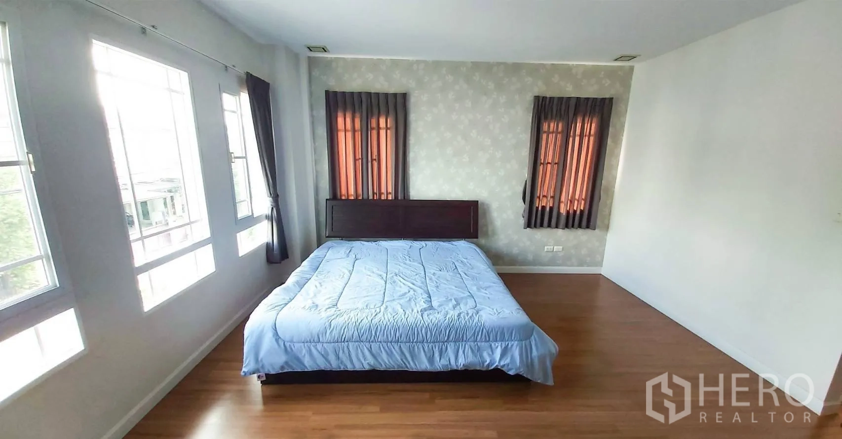 บ้าน for sale in Bang Kapi, Bangkok - ห้องนอนหลักกว้างขวาง มีหน้าต่างหลายบานและพื้นไม้