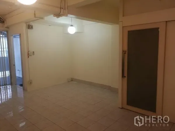 ทาวน์เฮาส์ ให้เช่าในKhlong Toei, Bangkok - พื้นที่นั่งเล่นปูกระเบื้อง ประตูกระจกบานเลื่อน และโคมแขวน ในทาวน์เฮ้าส์ย่านสุขุมวิท