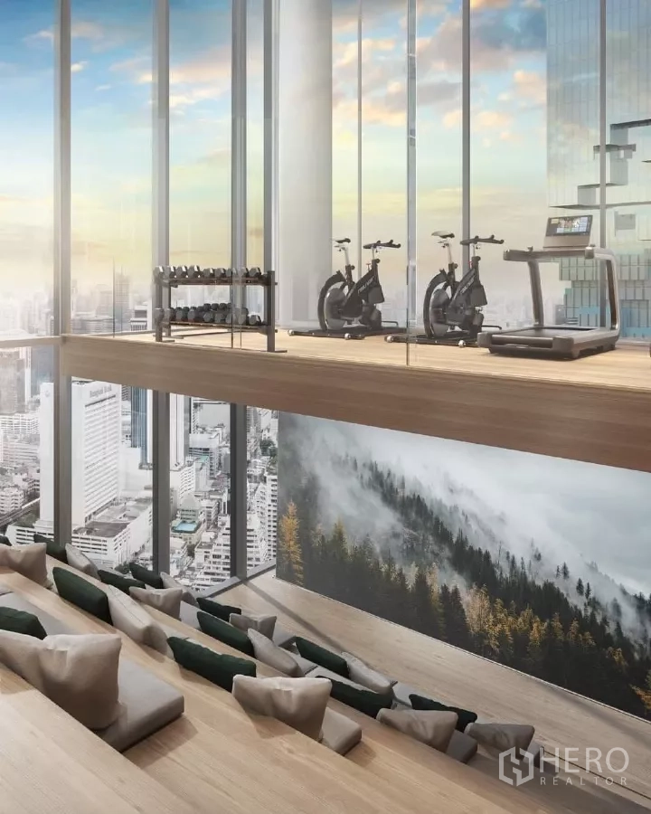 公寓 出租在Bang Rak, Bangkok - 高空健身房配跑步机与哑铃，下层阶梯式观景休闲区。