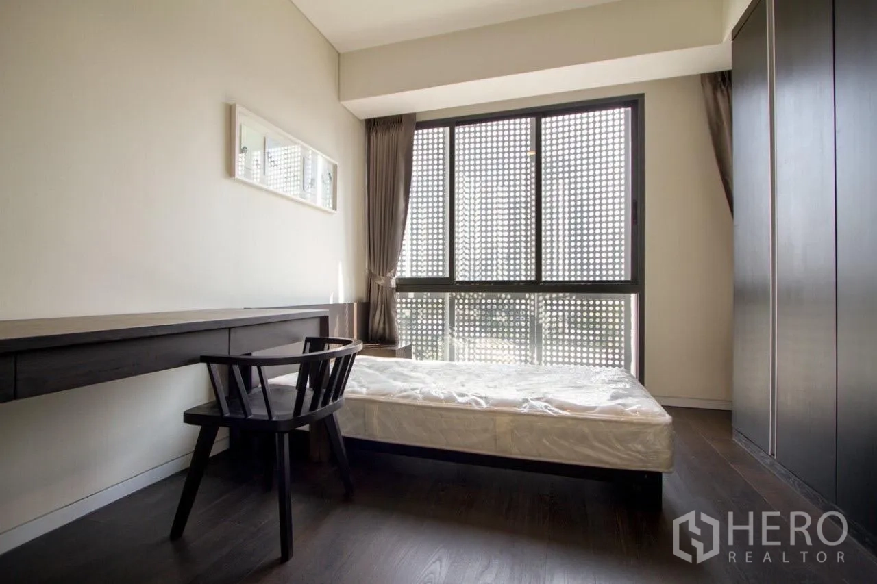 公寓 出租在Watthana, Bangkok - 明亮卧室，设大窗、书桌与衣柜。