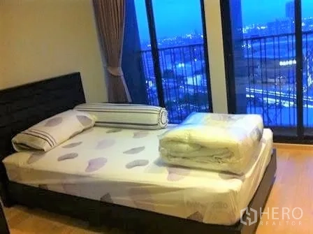 คอนโด ให้เช่าในWatthana, Bangkok - ห้องนอนที่สอง เตียงติดหน้าต่างสูงจากพื้นจรดเพดาน พร้อมวิวเมืองยามค่ำ