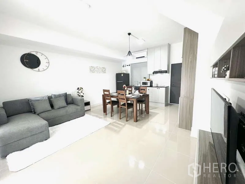 ทาวน์เฮาส์ ให้เช่าในBang Phli, Samut Prakan - พื้นที่นั่งเล่นทานอาหารเชื่อมต่อครัวสมัยใหม่