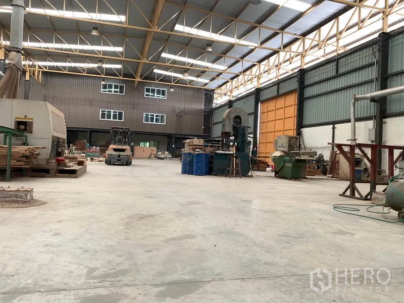 Home Office for rent in Lam Luk Ka, Pathum Thani - Wide warehouse interior with overhead lighting and mezzanine offices.