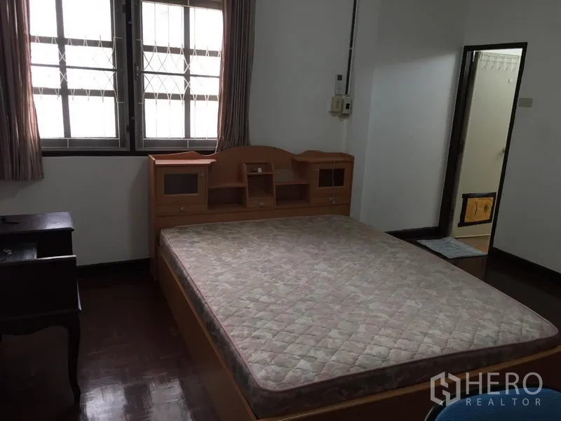 ทาวน์เฮาส์ ให้เช่าในPhra Khanong, Bangkok - ห้องนอนใหญ่ เตียงขนาดใหญ่ หน้าต่างมีเหล็กดัด และประตูเข้าห้องน้ำในตัว