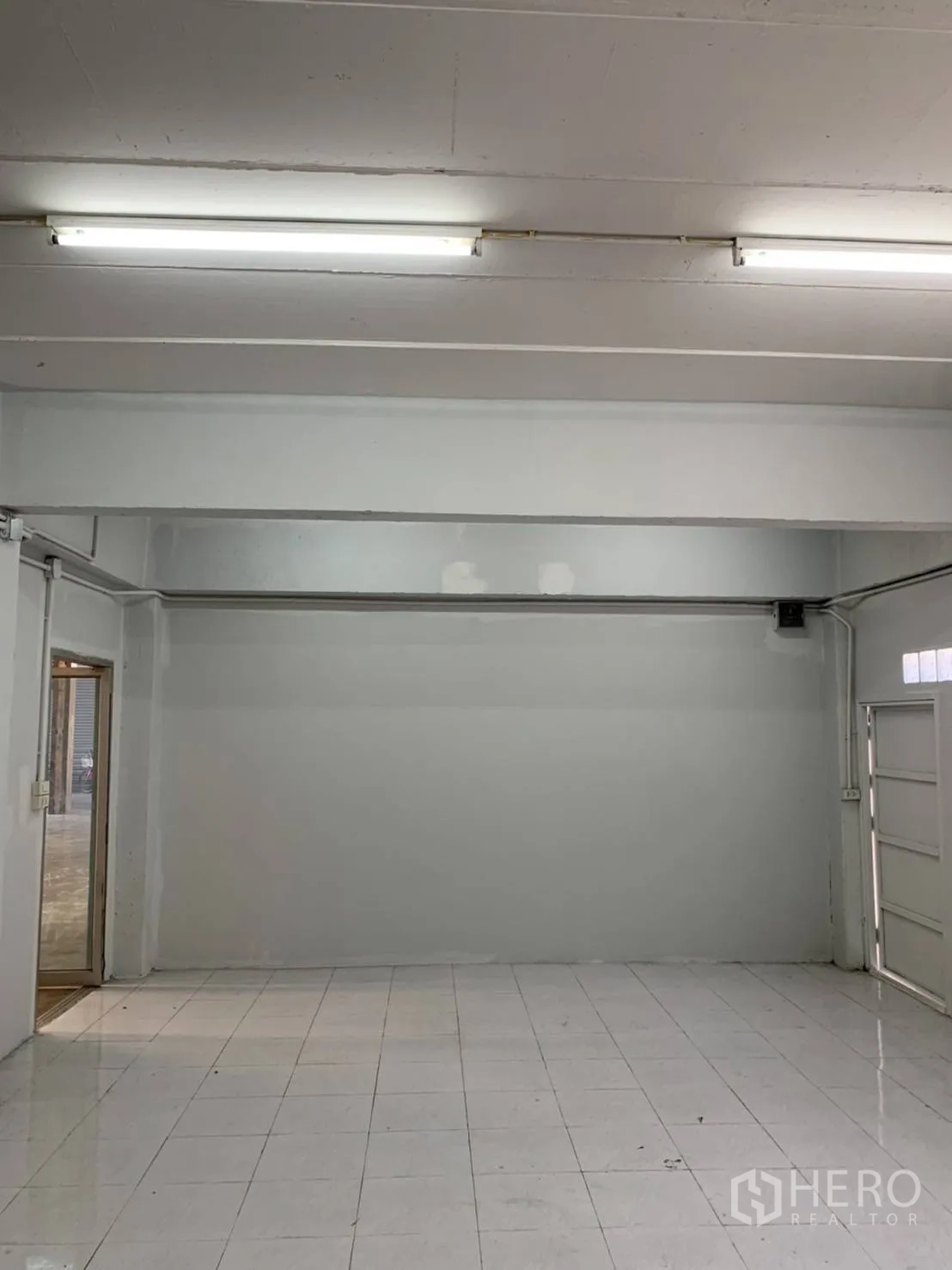 Warehouse for rent in Khlong Sam Wa, Bangkok - Tiled office room with fluorescent lighting inside the warehouse.